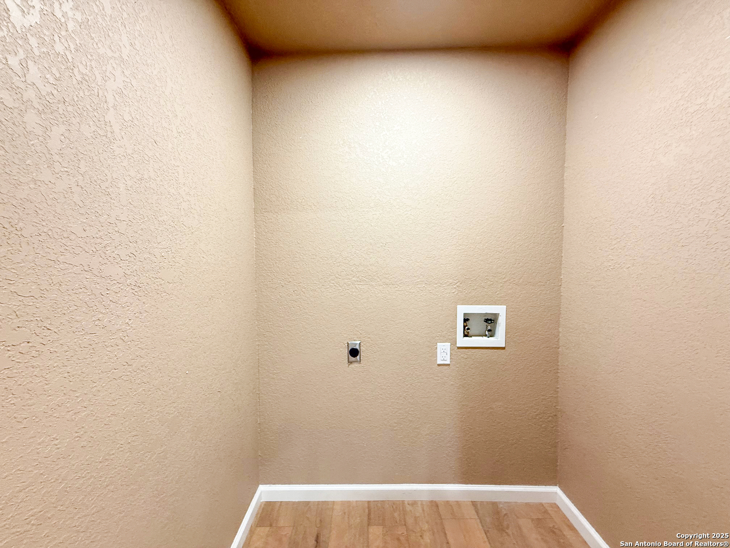303 Davis Avenue Devine, TX 78016 - Photo 8 of 16 a view of bathroom