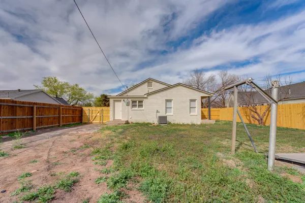 a view of a house with backyard and garden