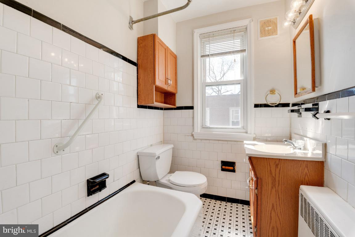 3502 Greenvale Road Baltimore, MD 21229 - Photo 18 of 33 FULL BATHROOM