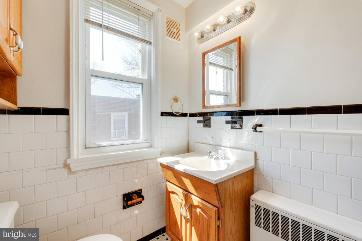 3502 Greenvale Road Baltimore, MD 21229 - Photo 19 of 33 FULL BATHROOM View 2