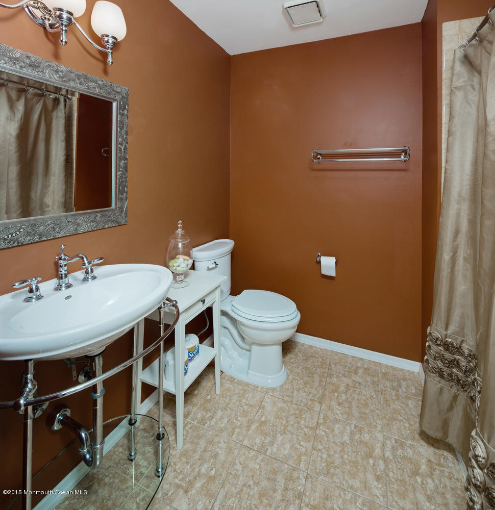 21 Hunters Pointe Middletown, NJ 07748 - Photo 14 of 24 Full Bathroom