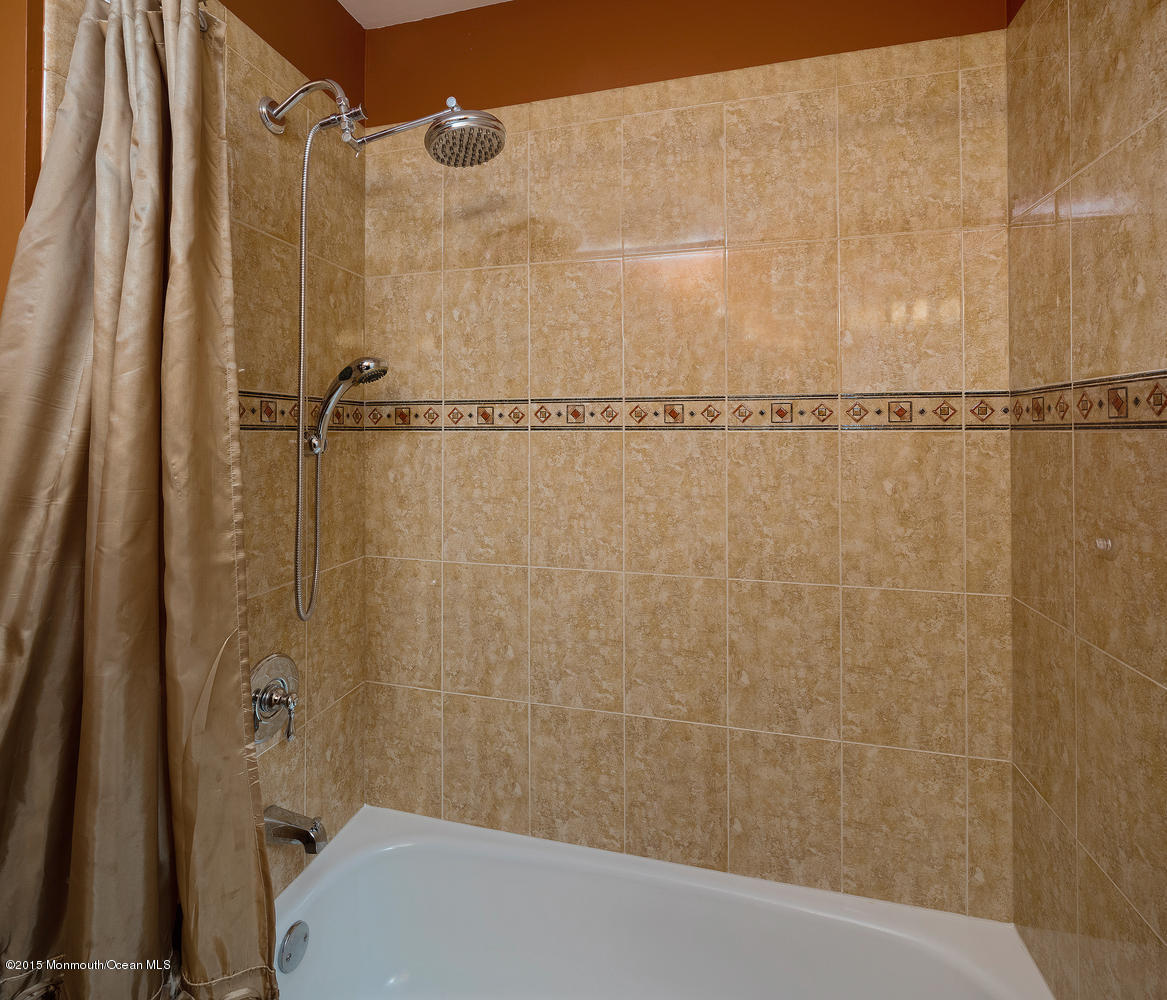 21 Hunters Pointe Middletown, NJ 07748 - Photo 15 of 24 Full Bathroom