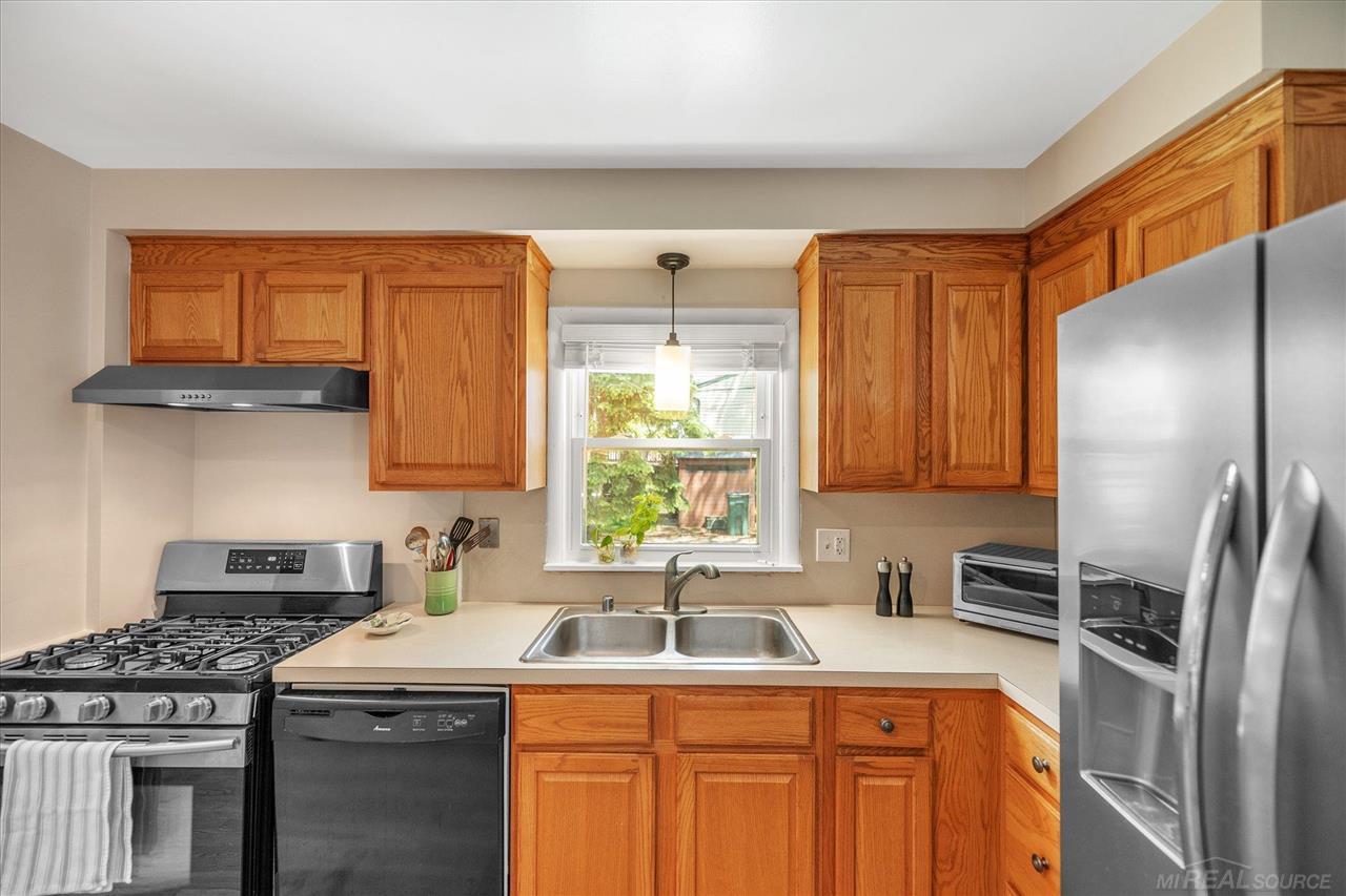2406 West Webster Road Royal Oak, MI 48073 - Photo 17 of 42 50043968-16.JPG