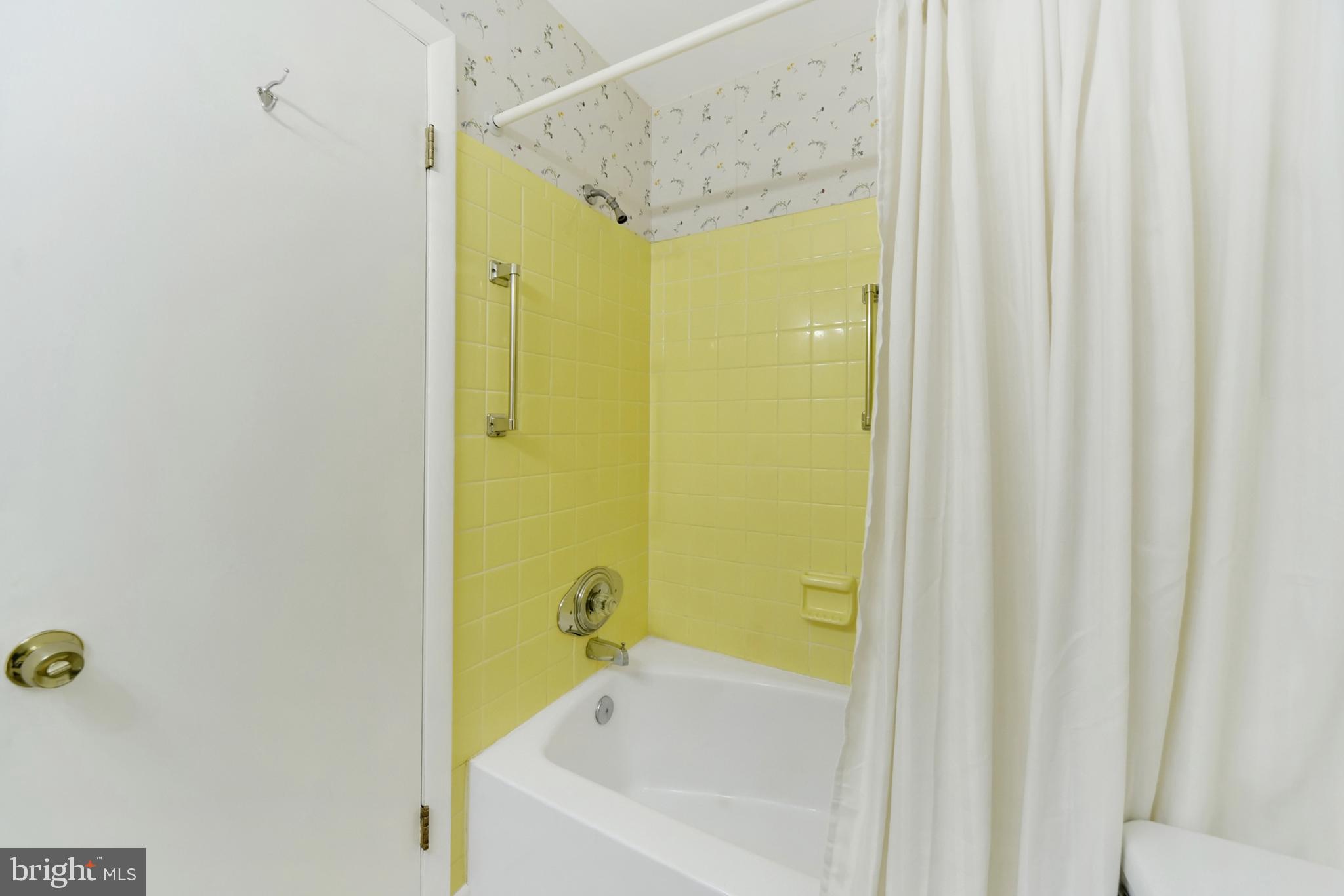 403 Old Orchard Road Baltimore, MD 21229 - Photo 19 of 37 Hall Bath
