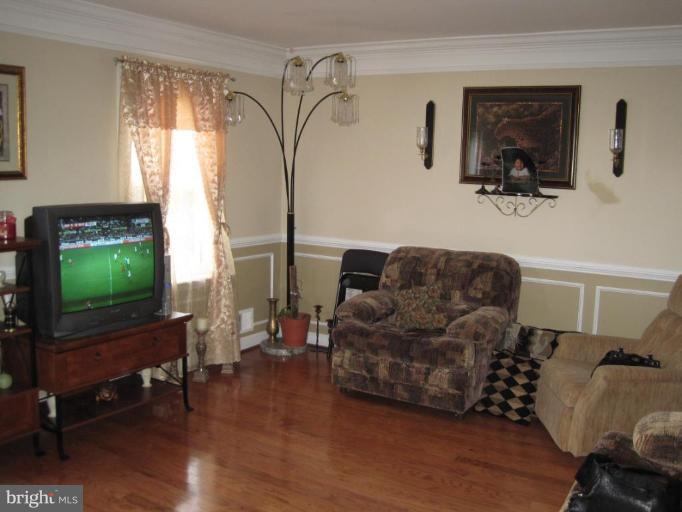9425 Taney Road Manassas, VA 20110 - Photo 5 of 14 Living Room
