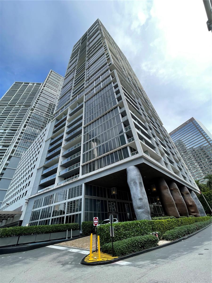 485 Brickell Avenue, Unit 3707 Miami, FL 33131 - Photo 38 of 41 a view of a large building
