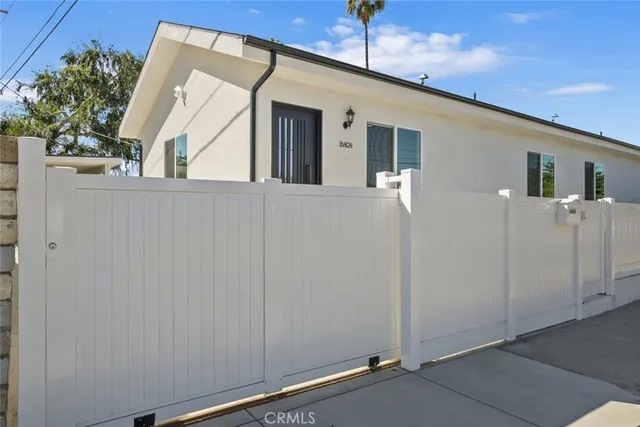 a view of a back yard