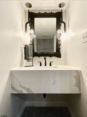 a close view of sink and tap