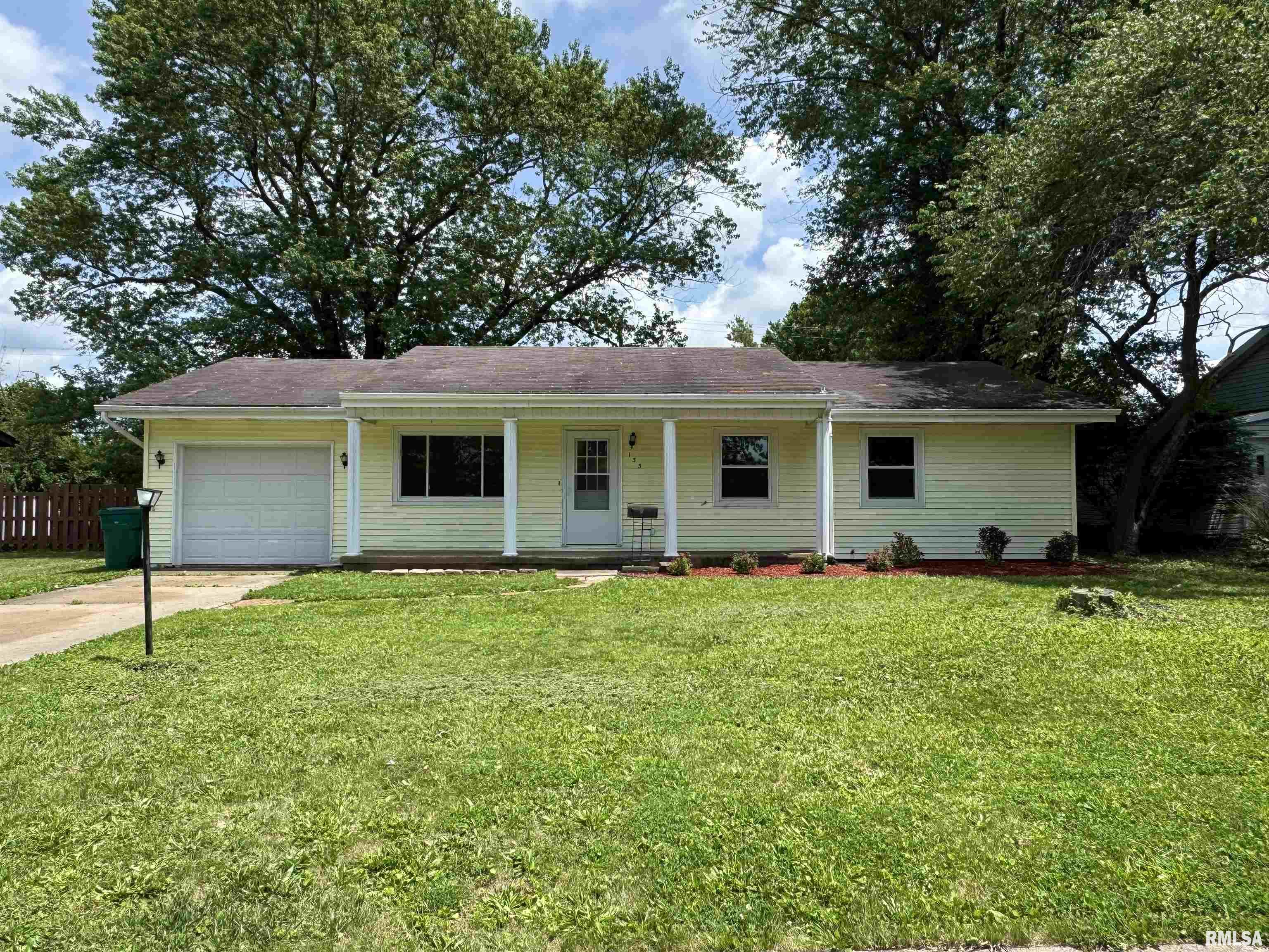 133 Holden Drive Macomb, IL 61455 - Photo 2 of 37