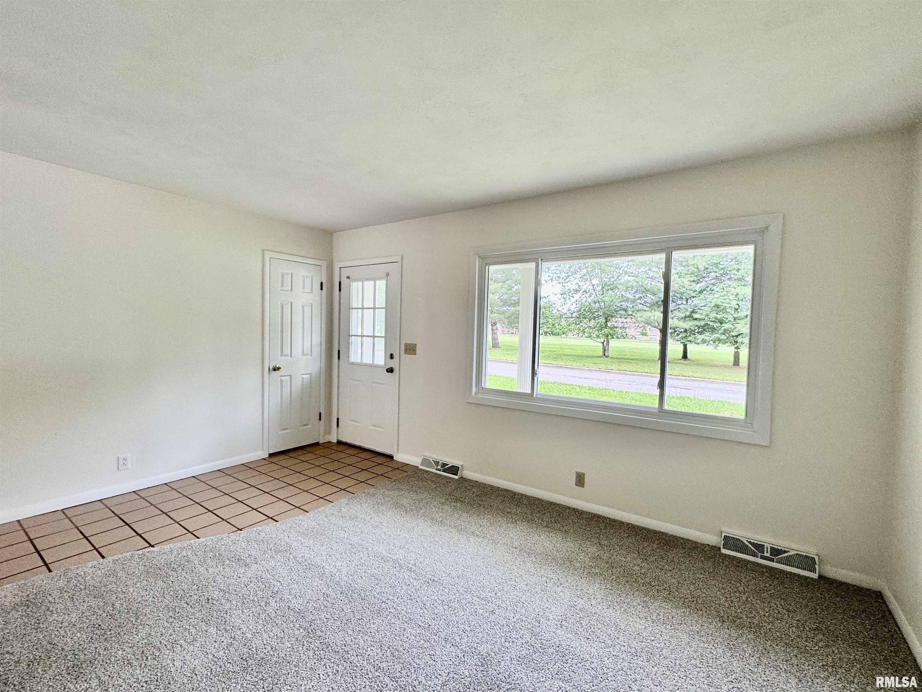 133 Holden Drive Macomb, IL 61455 - Photo 4 of 37