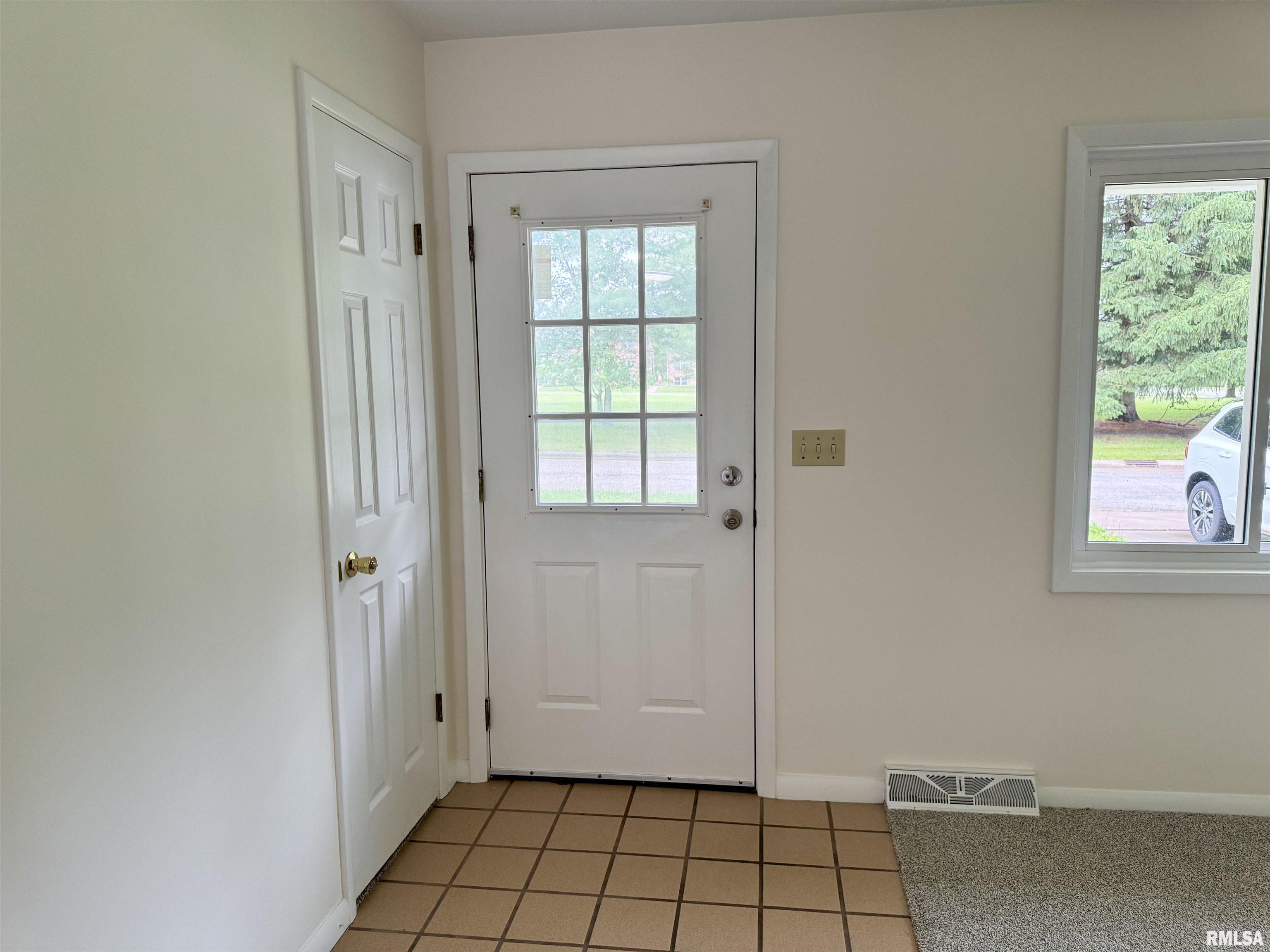 133 Holden Drive Macomb, IL 61455 - Photo 5 of 37