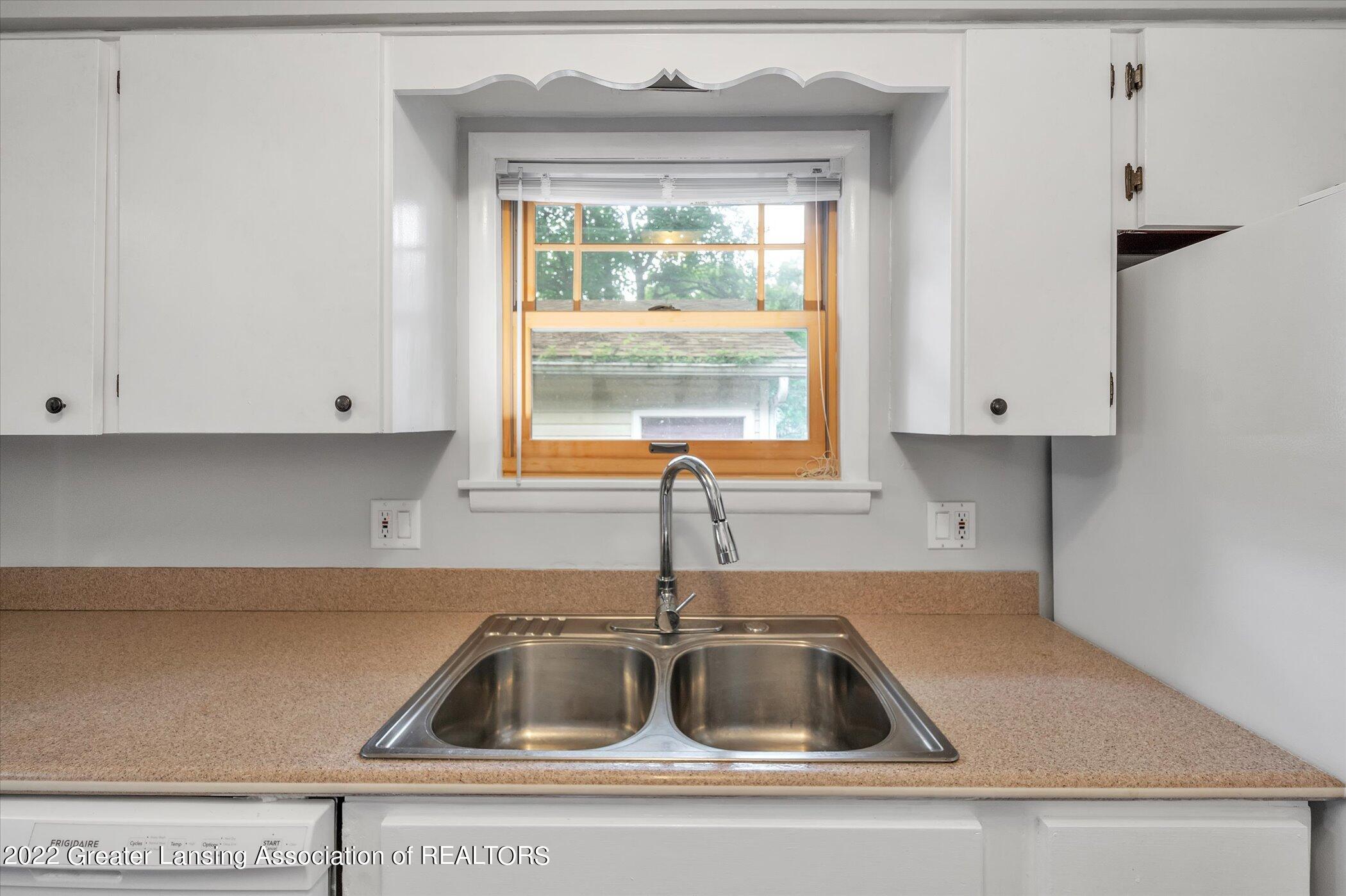 722 Robins Road Lansing, MI 48917 - Photo 13 of 40 Kitchen