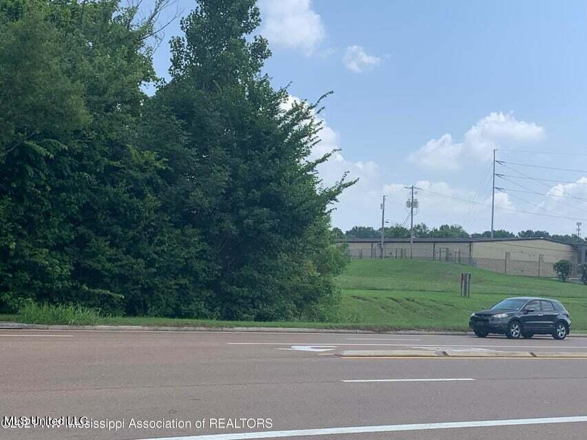 100 Goodman Road West Southaven, MS 38671 - Photo 4 of 7 20220830144034091626000000-o