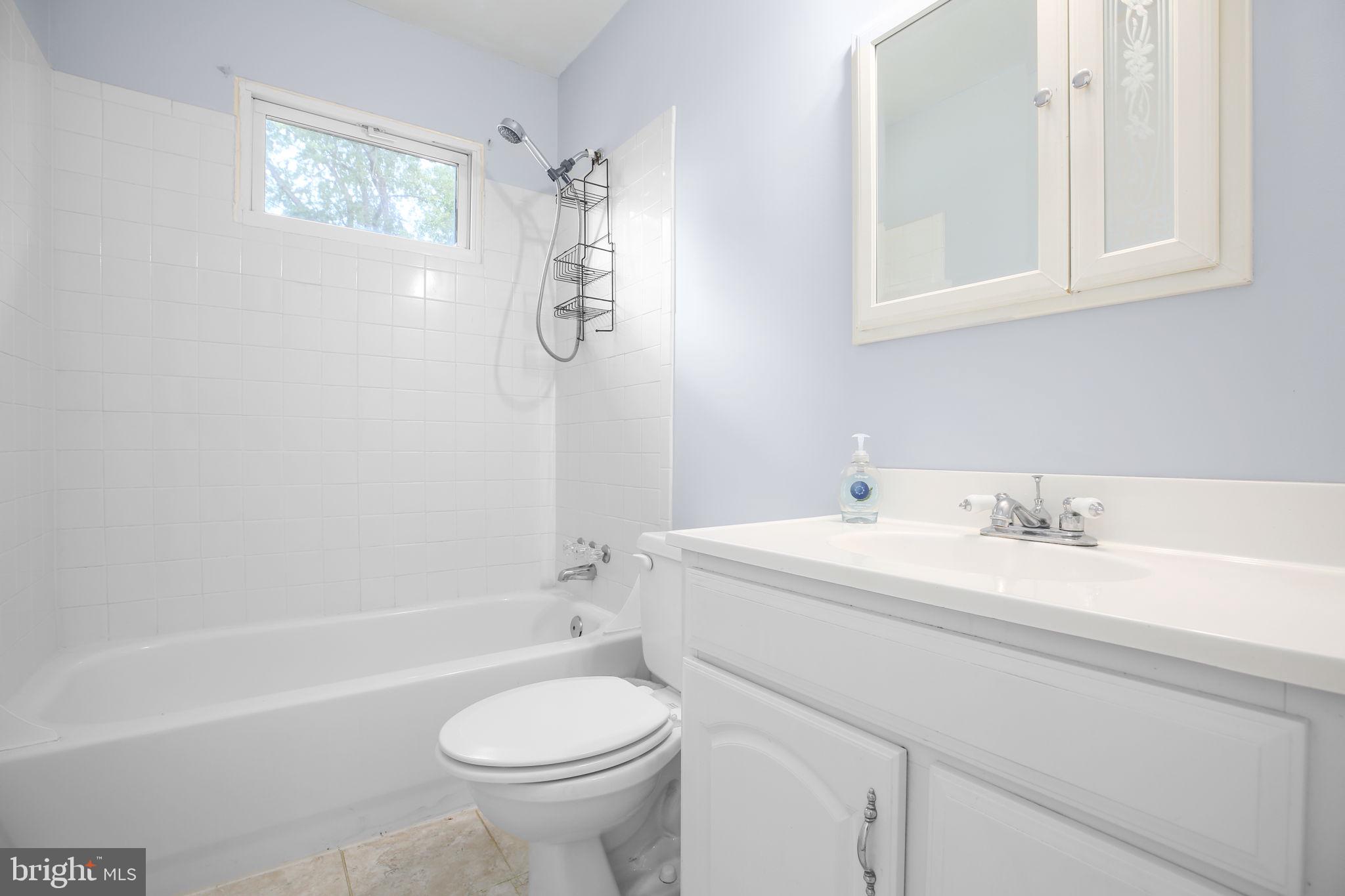 19007 Red Oak Lane Triangle, VA 22172 - Photo 20 of 34 a bathroom with a sink a toilet and shower