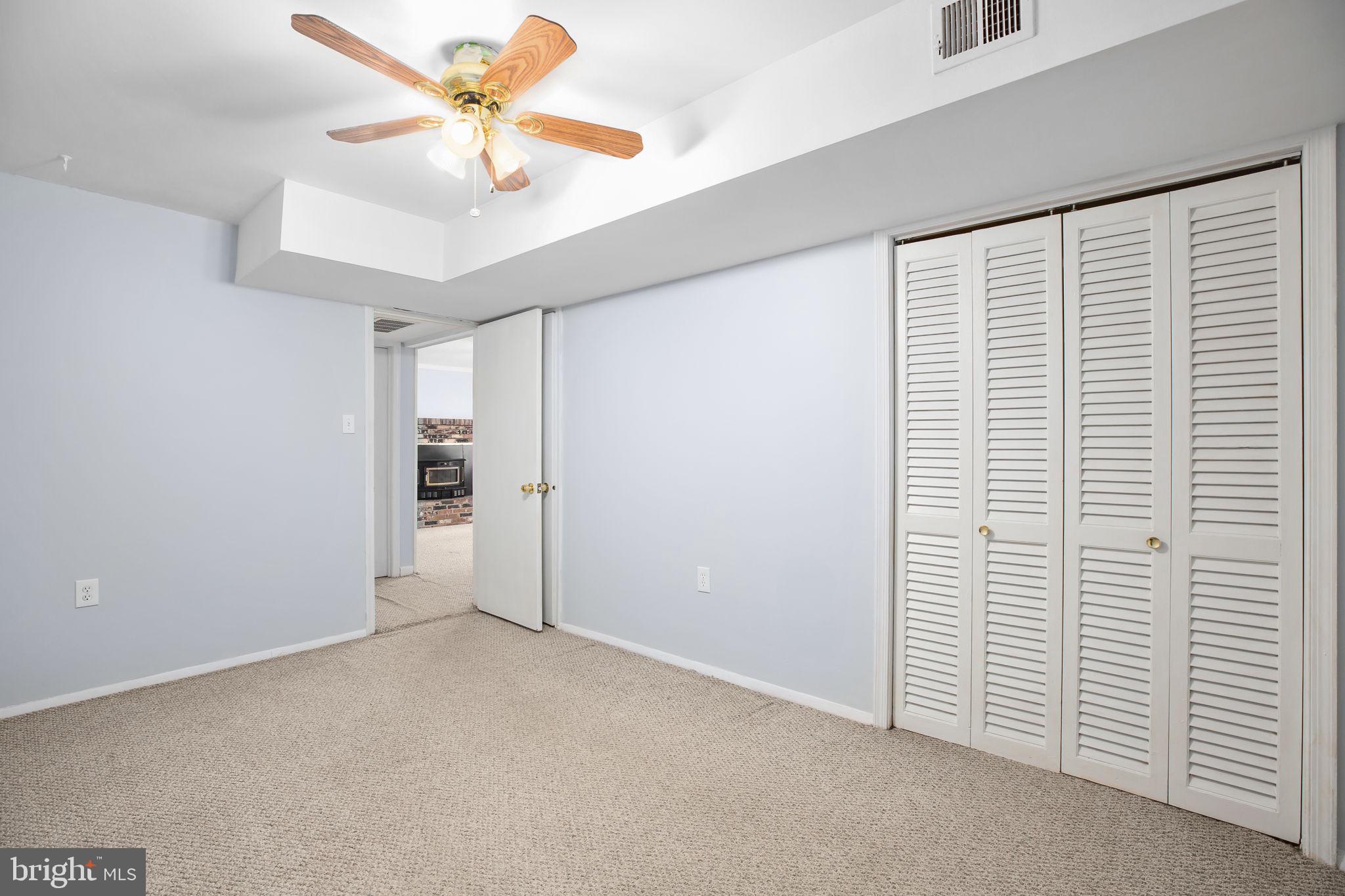 19007 Red Oak Lane Triangle, VA 22172 - Photo 25 of 34 an empty room with closet and a ceiling fan