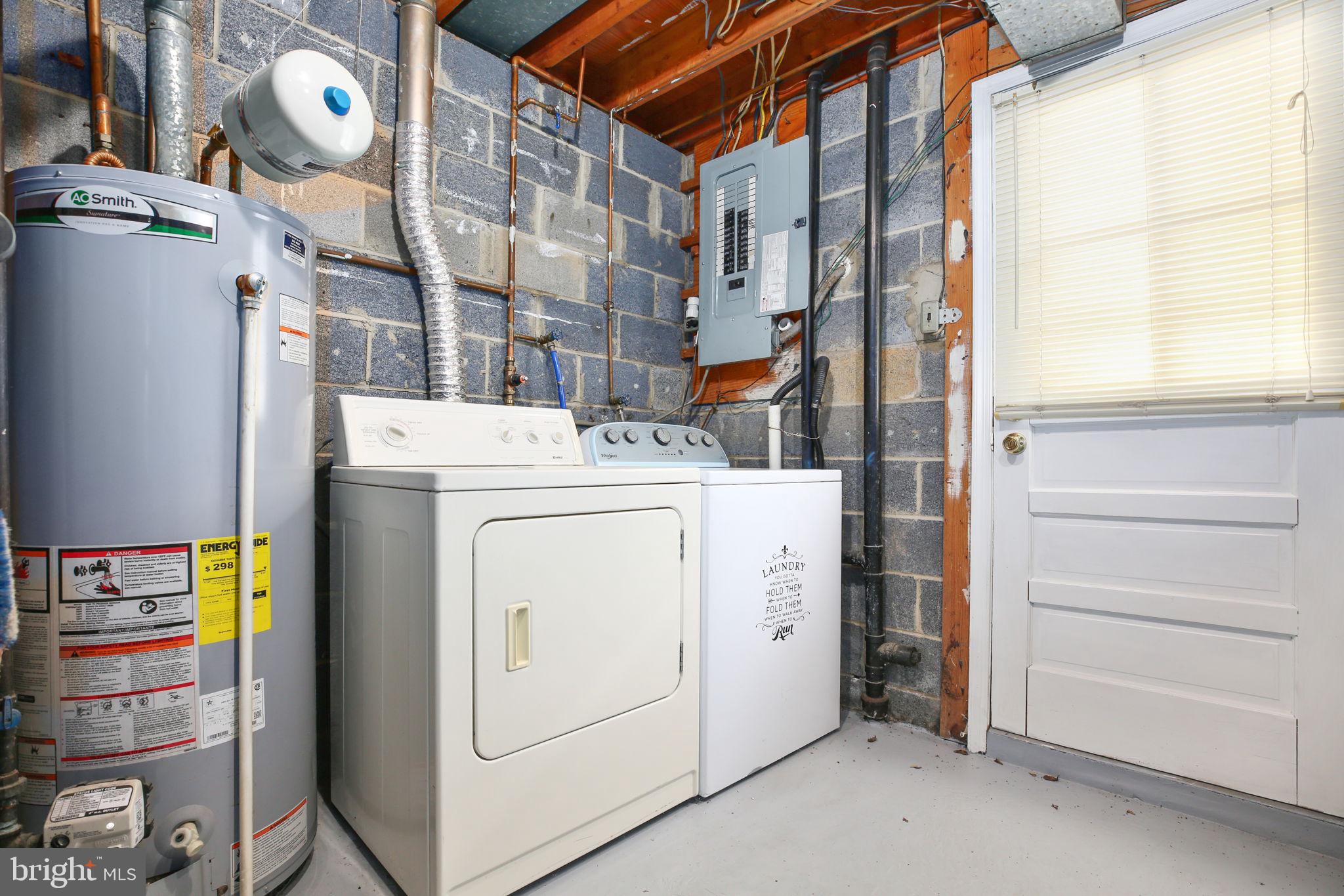 19007 Red Oak Lane Triangle, VA 22172 - Photo 26 of 34 a utility room with dryer and washer
