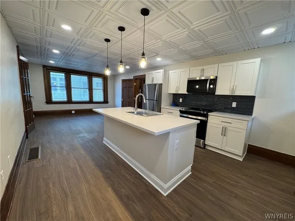 $3,200 | 85 Humboldt Parkway, Unit A, Buffalo, NY 14214