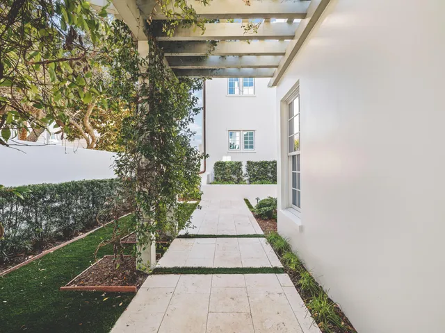 a view of a pathway with a pathway