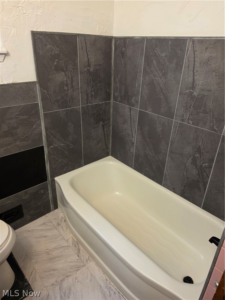 1925 Ridgehill Road Cleveland, OH 44121 - Photo 20 of 30