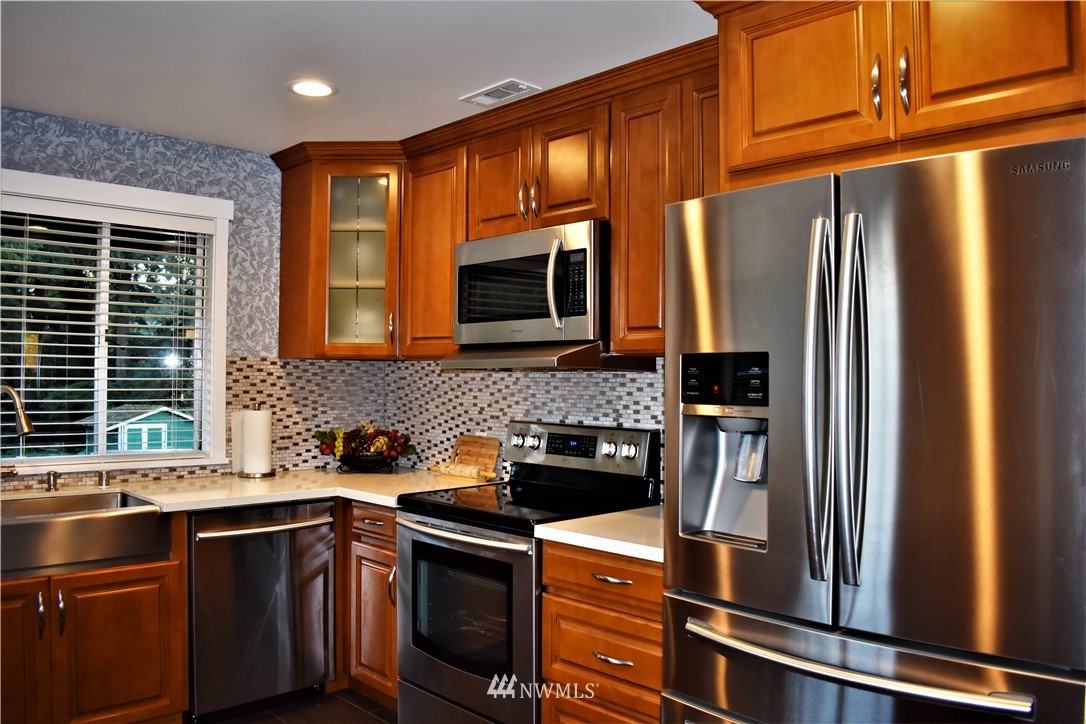7318 Lower Ridge Road Everett, WA 98203 - Photo 8 of 24