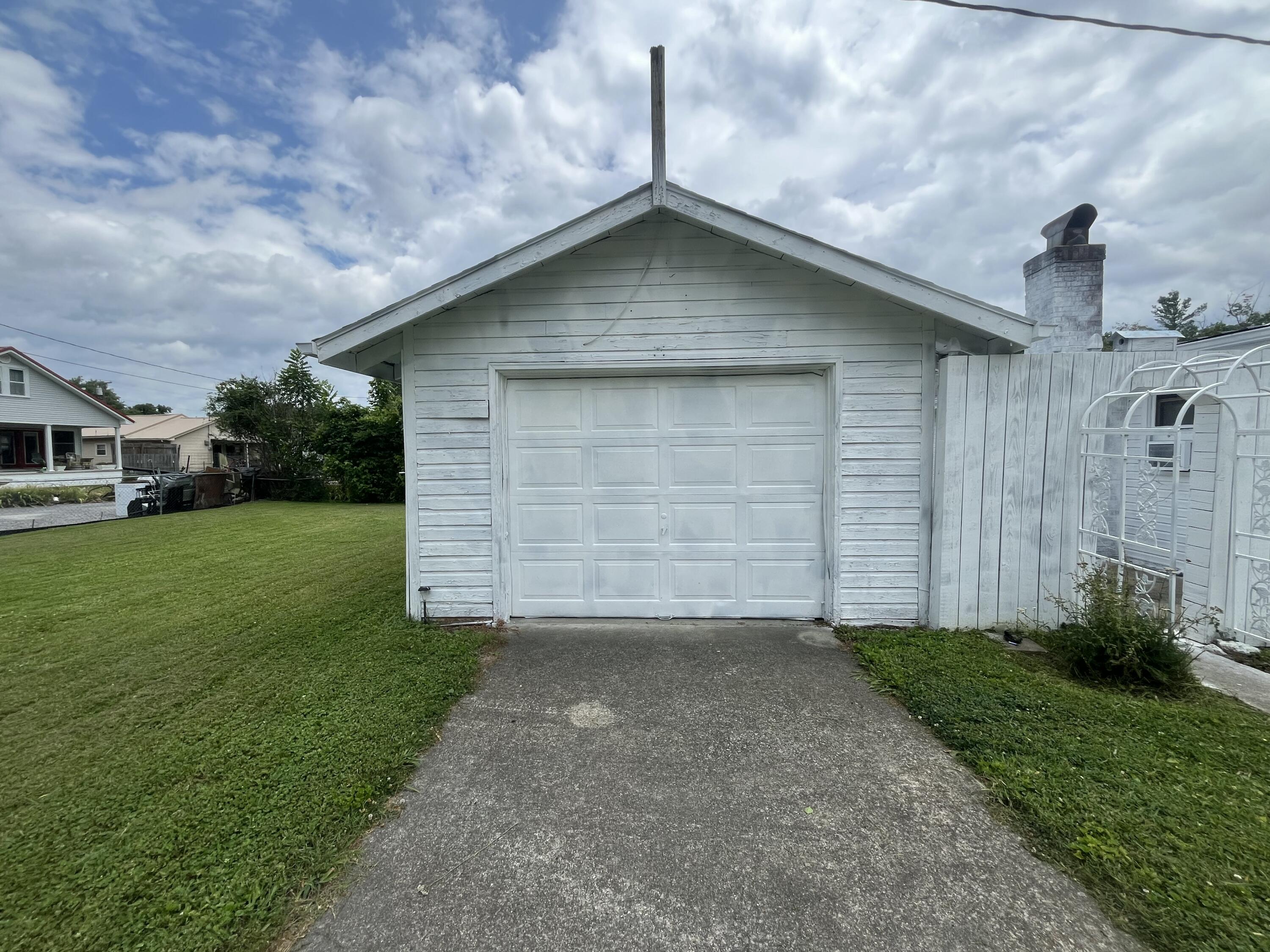 1720 Exeter Avenue Middlesboro, KY 40965 - Photo 15 of 46 IMG_0003