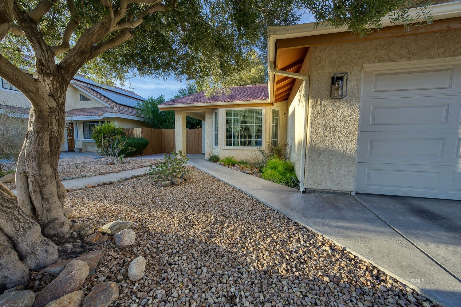 218 Washington Way Ridgecrest, CA 93555 - Photo 34 of 34 a front view of a house with garden