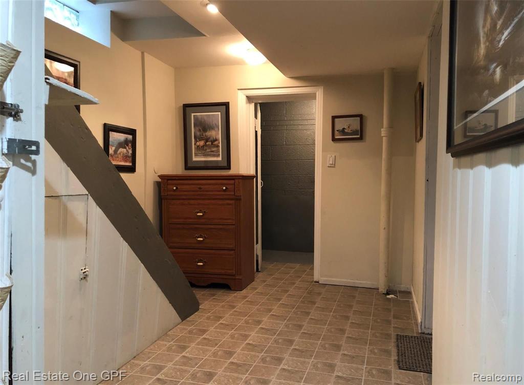 1876 Broadstone Road Grosse Pointe Woods, MI 48236 - Photo 34 of 53