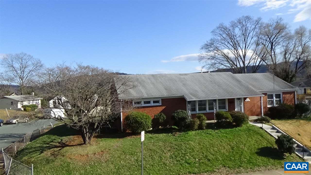 1000 Ridge Street Charlottesville, VA 22902 - Photo 3 of 17 a front view of a house with a garden