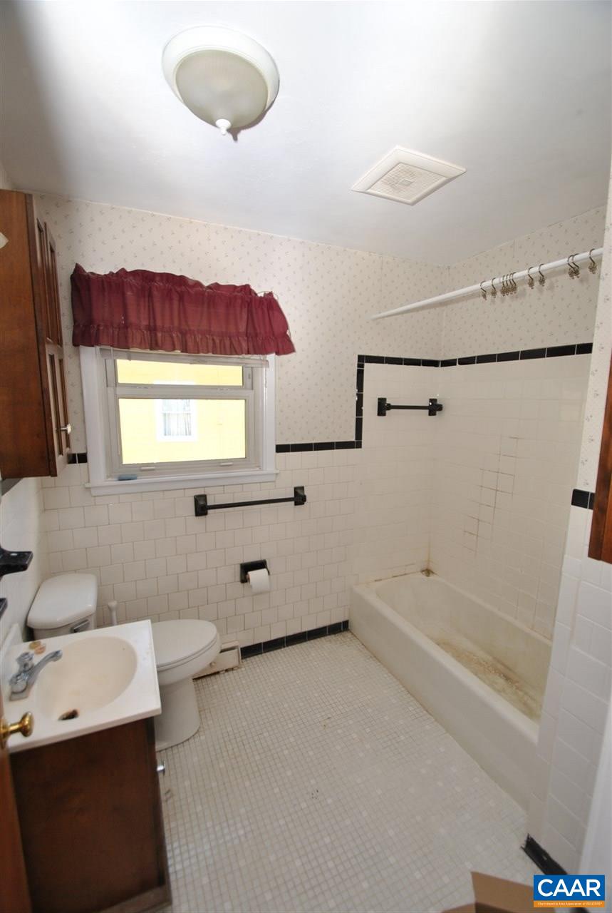 1000 Ridge Street Charlottesville, VA 22902 - Photo 8 of 17 a bathroom with a tub sink and mirror