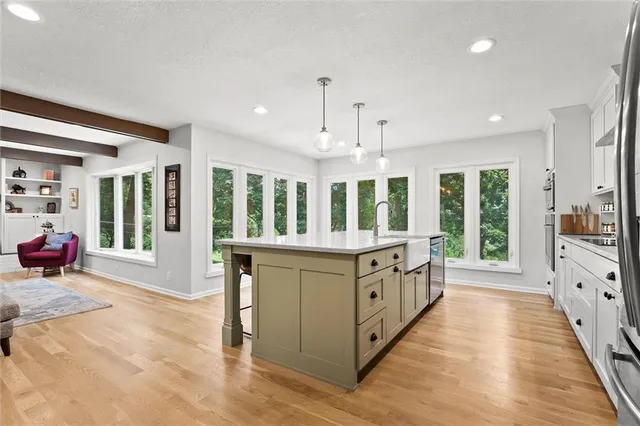 $985,000 | 9815 Overbrook Road, Leawood, KS 66206