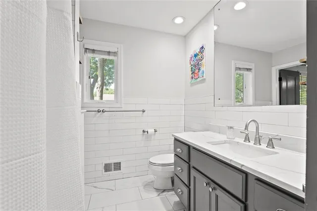 $985,000 | 9815 Overbrook Road, Leawood, KS 66206