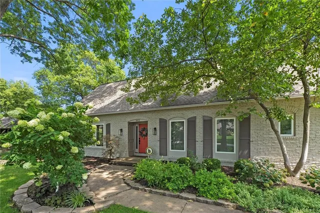 $985,000 | 9815 Overbrook Road, Leawood, KS 66206