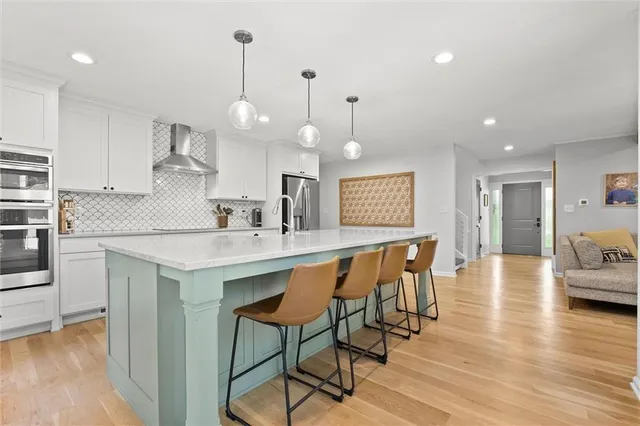 $985,000 | 9815 Overbrook Road, Leawood, KS 66206