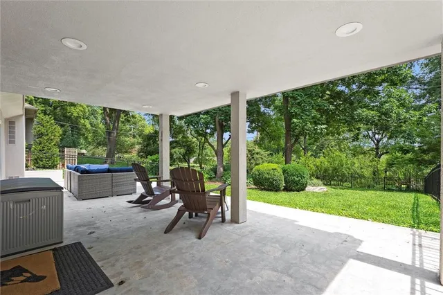 $985,000 | 9815 Overbrook Road, Leawood, KS 66206