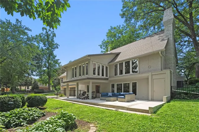 $985,000 | 9815 Overbrook Road, Leawood, KS 66206