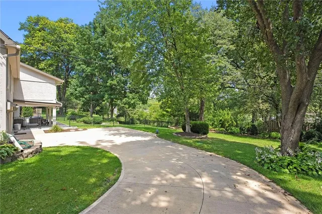 $985,000 | 9815 Overbrook Road, Leawood, KS 66206