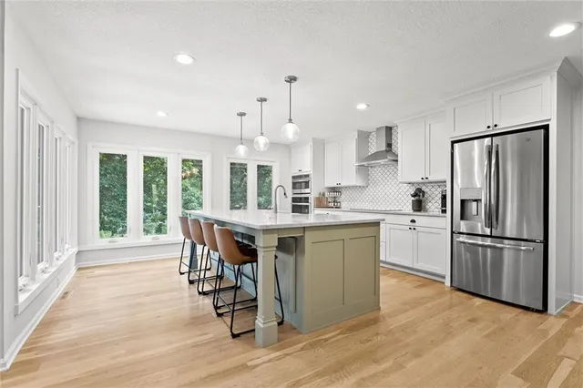 $985,000 | 9815 Overbrook Road, Leawood, KS 66206