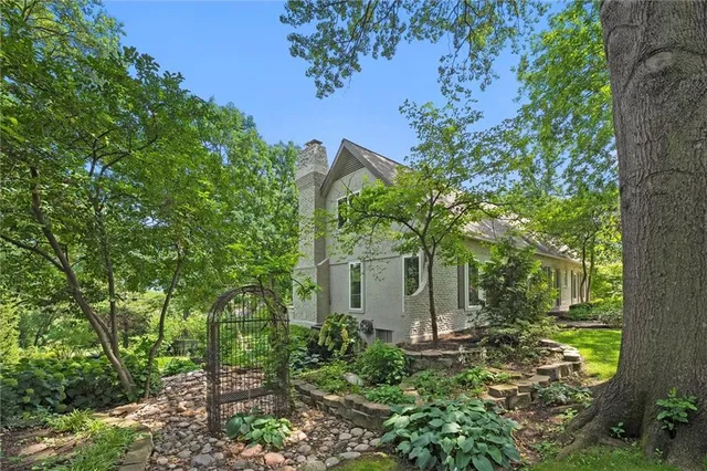 $985,000 | 9815 Overbrook Road, Leawood, KS 66206