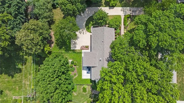 $985,000 | 9815 Overbrook Road, Leawood, KS 66206