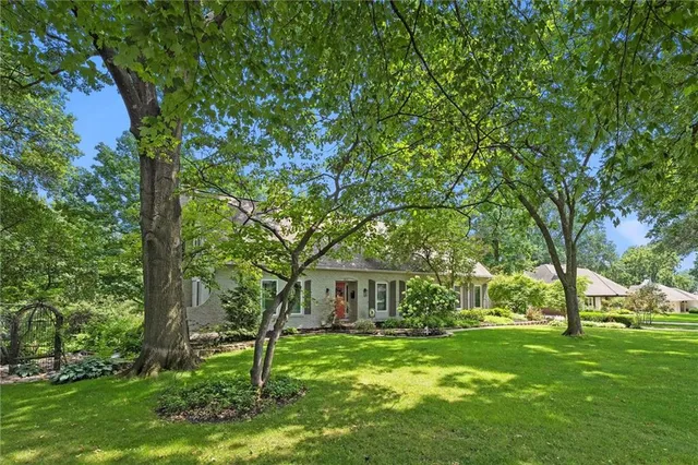 $985,000 | 9815 Overbrook Road, Leawood, KS 66206