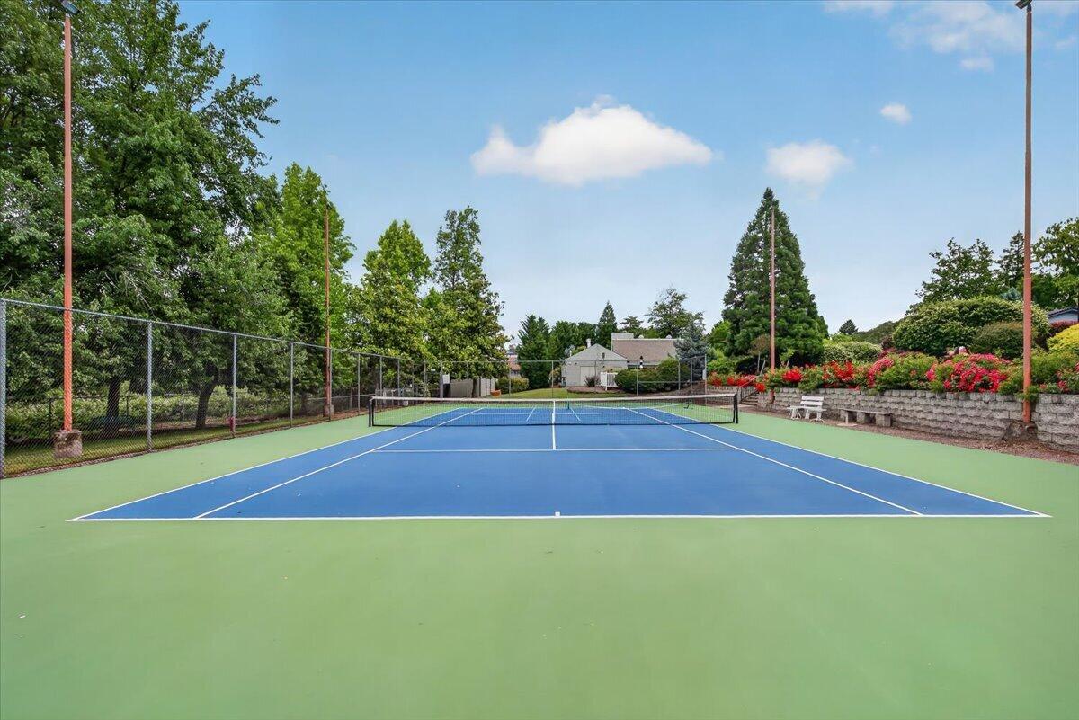 2647 Freedom Way Medford, OR 97504 - Photo 34 of 38 a view of a basket ball ground