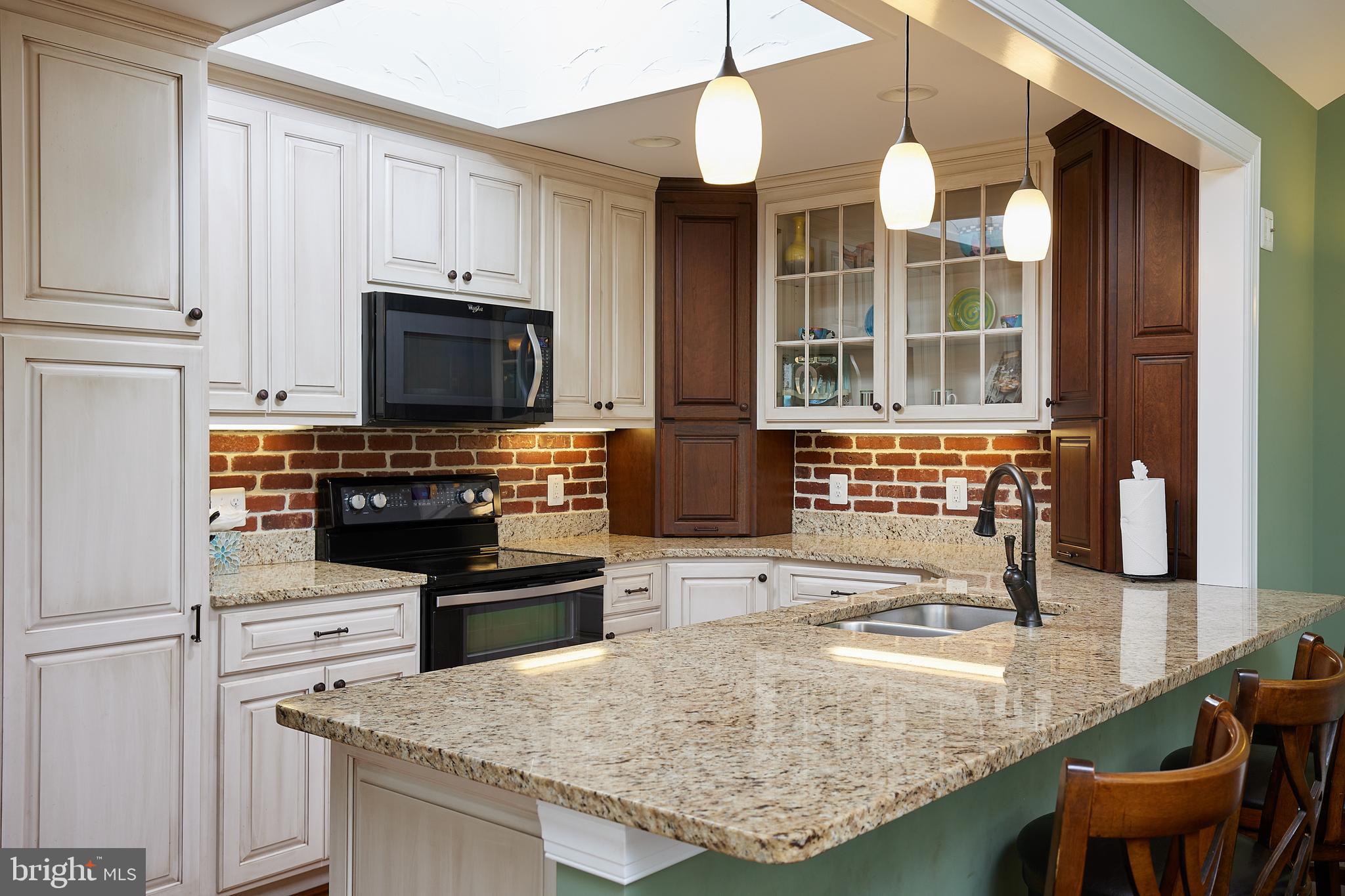 18410 Beallsville Road Poolesville, MD 20837 - Photo 14 of 55 Kitchen with breakfast bar