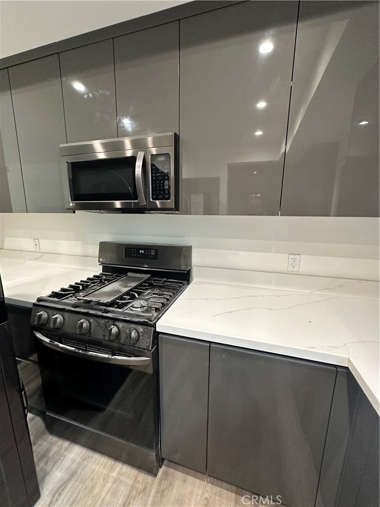 325 Myrtle Street, Unit 301 Glendale, CA 91203 - Photo 13 of 28 a kitchen with a stove and a microwave