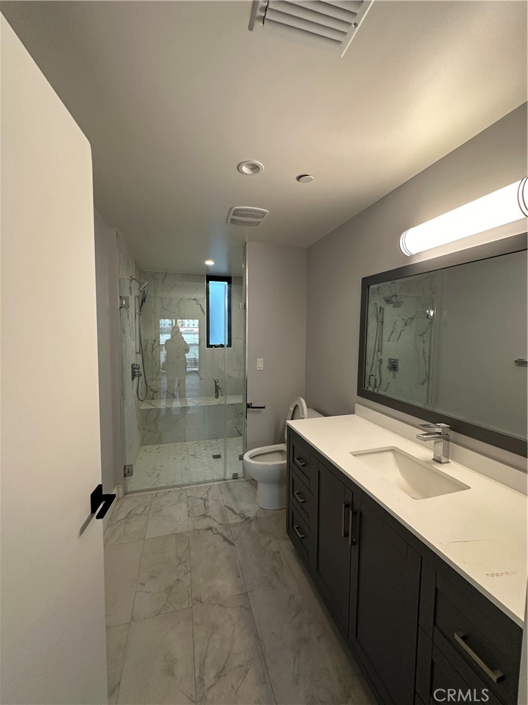 325 Myrtle Street, Unit 301 Glendale, CA 91203 - Photo 14 of 28 a bathroom with a granite countertop sink mirror and bathtub