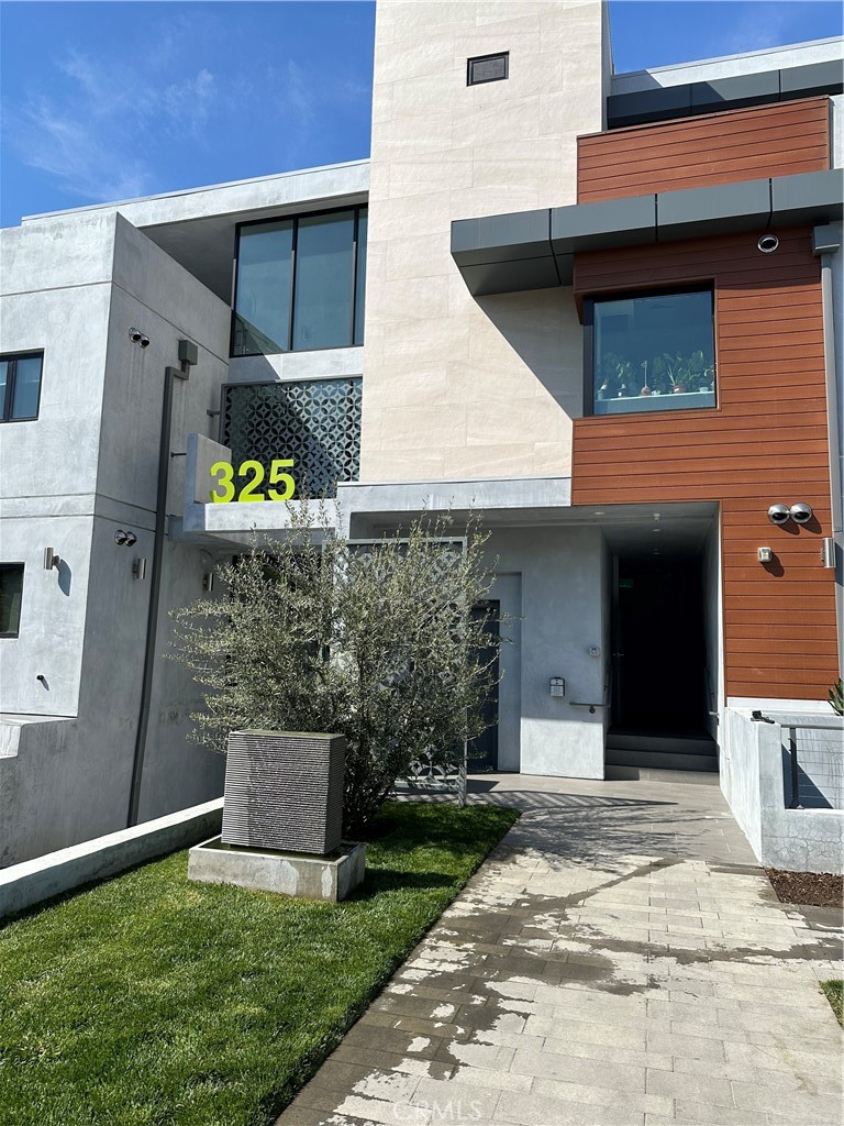 325 Myrtle Street, Unit 301 Glendale, CA 91203 - Photo 2 of 28 a front view of a house with a yard