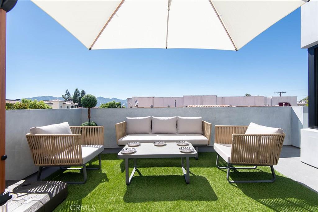 325 Myrtle Street, Unit 301 Glendale, CA 91203 - Photo 21 of 28 a terrace view with seating space