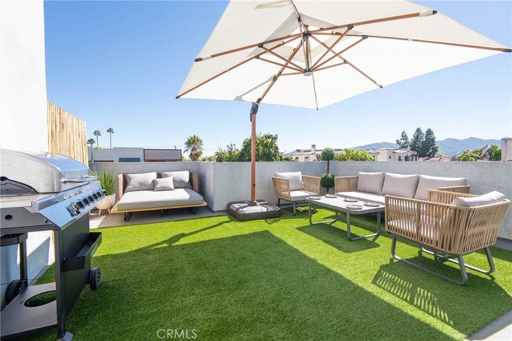 325 Myrtle Street, Unit 301 Glendale, CA 91203 - Photo 22 of 28 a view of a patio with chairs and a table