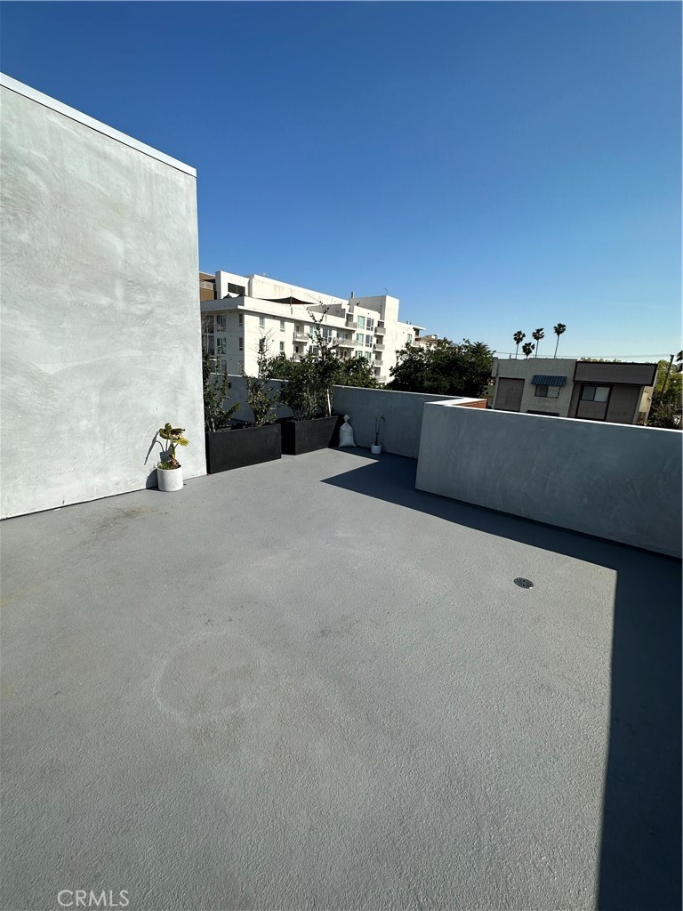325 Myrtle Street, Unit 301 Glendale, CA 91203 - Photo 26 of 28 a living room with furniture