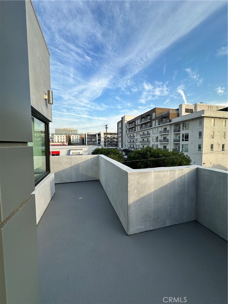 325 Myrtle Street, Unit 301 Glendale, CA 91203 - Photo 28 of 28 a kitchen with stainless steel appliances granite countertop a stove and a refrigerator