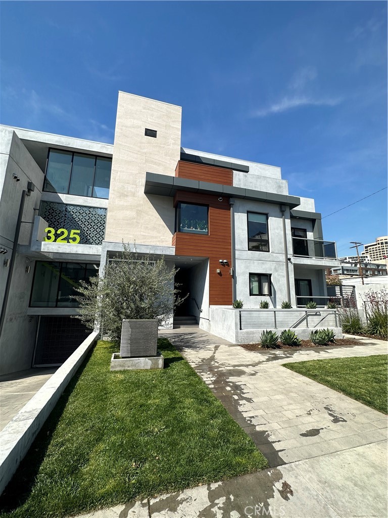 325 Myrtle Street, Unit 301 Glendale, CA 91203 - Photo 3 of 28 a front view of a house with a yard